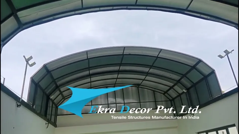 Arched retractable polycarbonate roof opening over a terrace