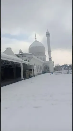Hazratbal Dargah, Srinagar &mdash; under snow