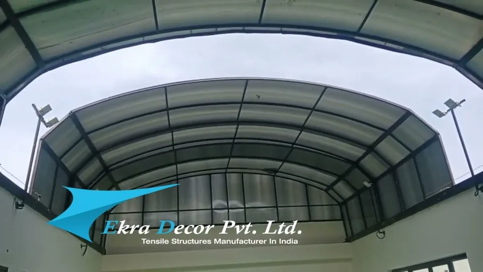 Arched retractable polycarbonate roof closing over a terrace